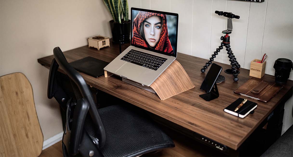 Walnut Laminate UPLIFT V2 Standing Desk